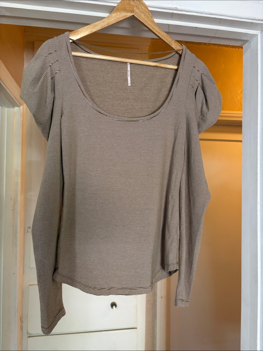 Free People size medium Women’s Scoop Neck Long Sleeve Top in Taupe puff sleeves